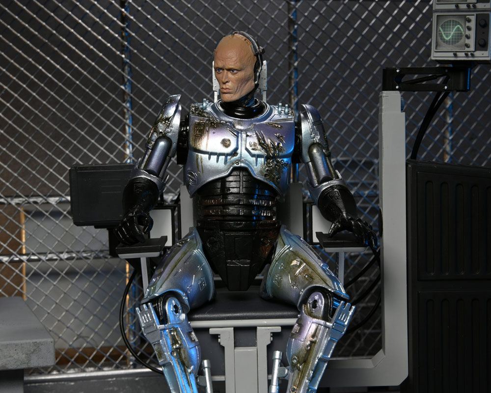 ROBOCOP ULTIMATE BATTLE DAMAGED WITH CHAIR – FIGURA 18 CM (NECA – ROBOCOP)