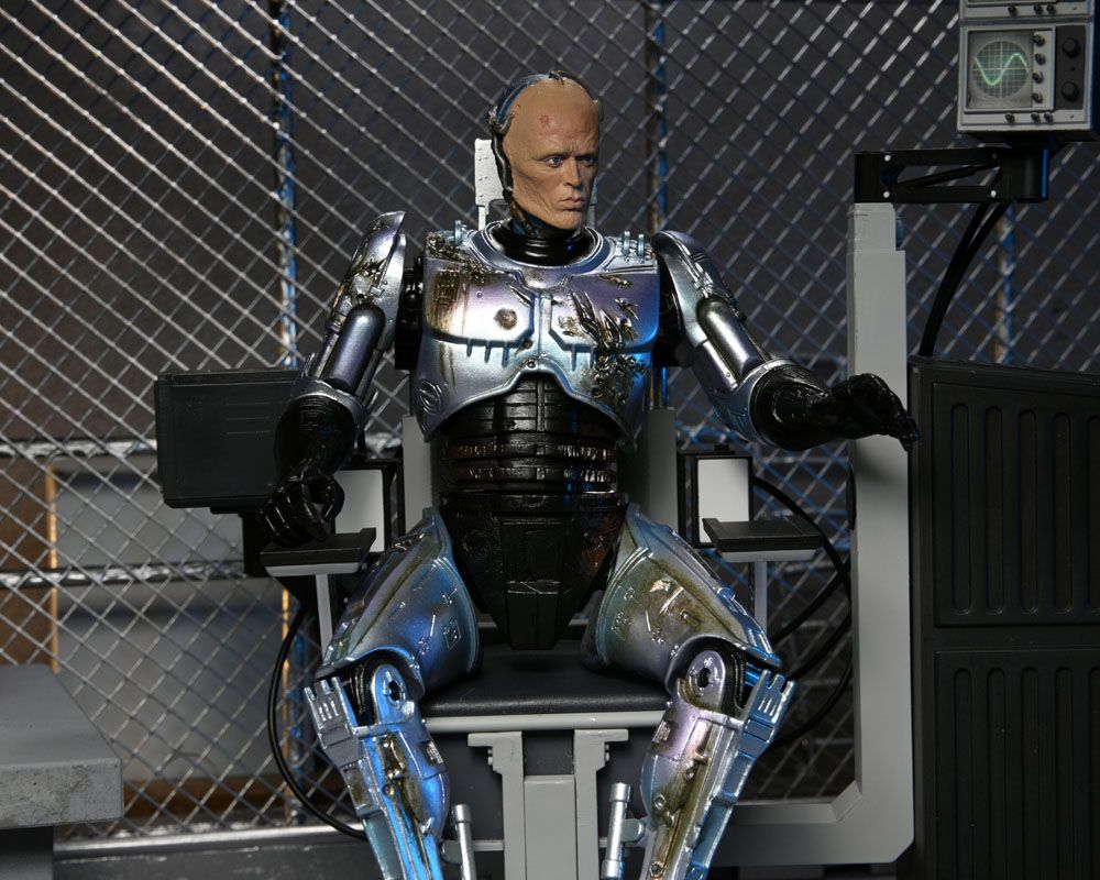 ROBOCOP ULTIMATE BATTLE DAMAGED WITH CHAIR – FIGURA 18 CM (NECA – ROBOCOP)