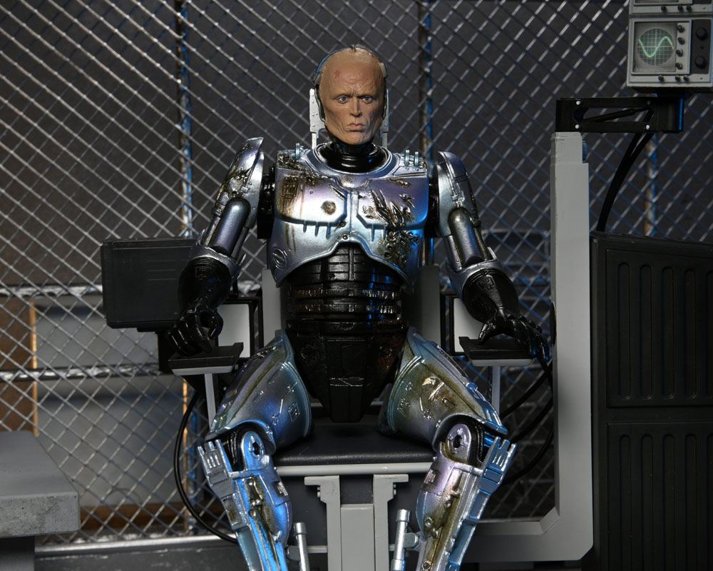 ROBOCOP ULTIMATE BATTLE DAMAGED WITH CHAIR – FIGURA 18 CM (NECA – ROBOCOP)