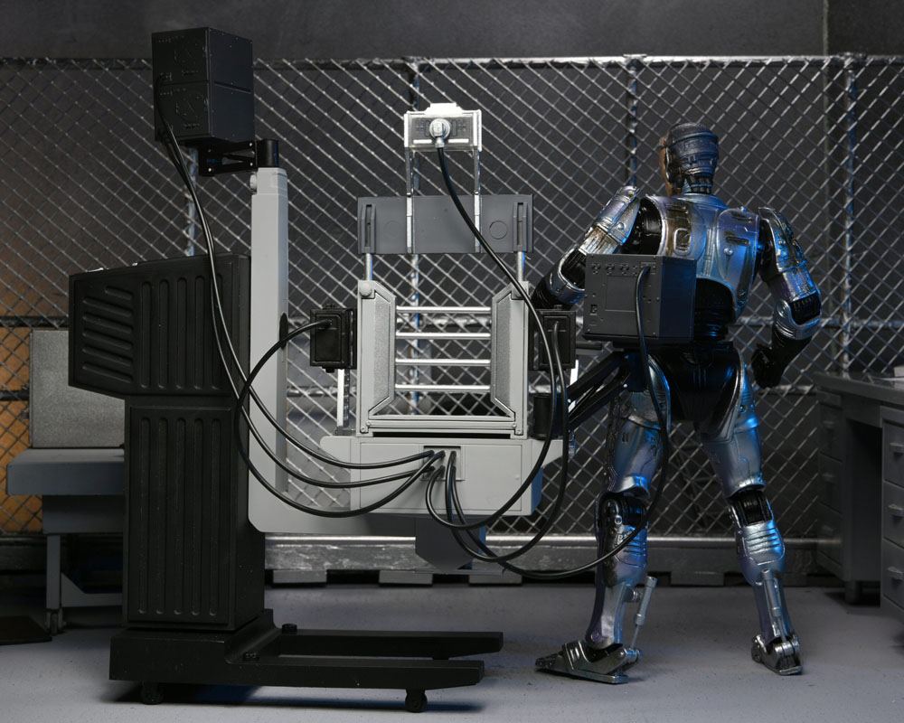 ROBOCOP ULTIMATE BATTLE DAMAGED WITH CHAIR – FIGURA 18 CM (NECA – ROBOCOP)