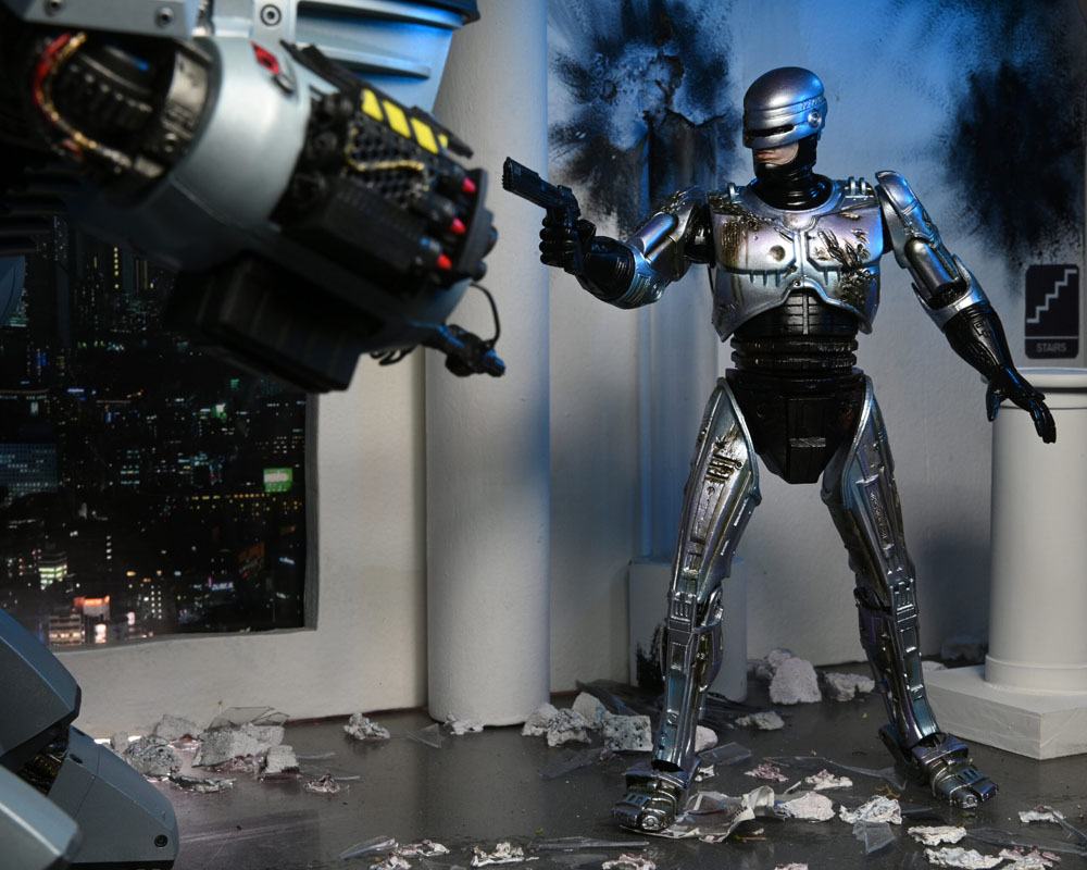 ROBOCOP ULTIMATE BATTLE DAMAGED WITH CHAIR – FIGURA 18 CM (NECA – ROBOCOP)