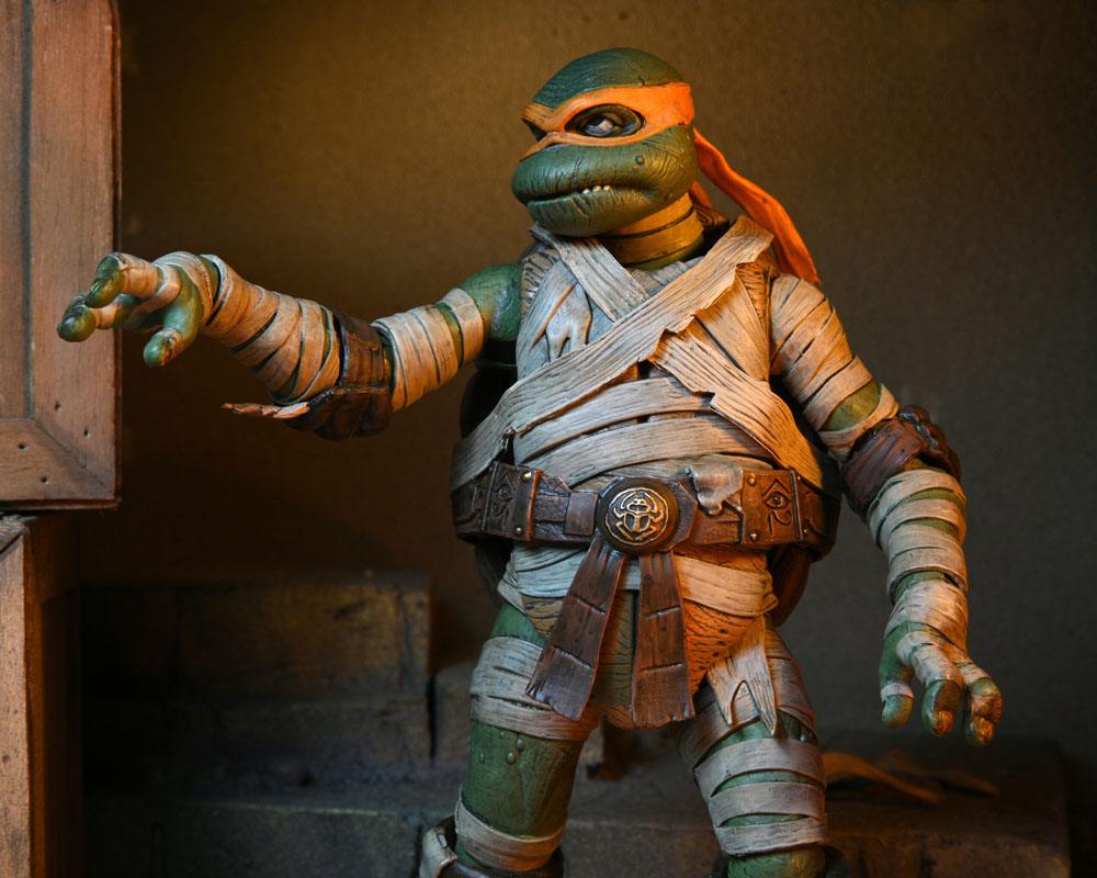 MICHELANGELO AS THE MUMMY – UNIVERSAL MONSTERS x TEENAGE MUTANT NINJA TURTLES ULTIMATE FIGURA 18 CM (NECA – TMNT)