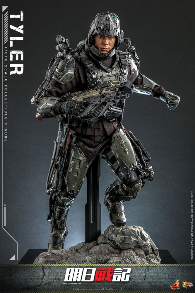 Figura articulada Tyler con armadura avanzada y detalles mecánicos, vista completa del personaje en pose defensiva.