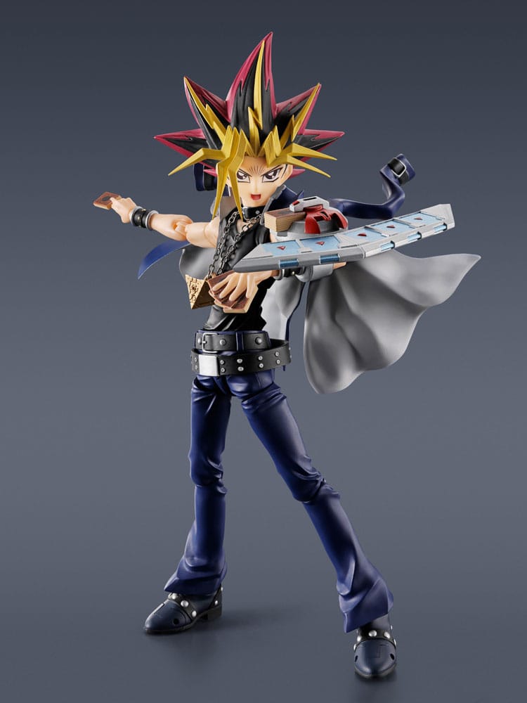 Figura de Yami Yugi sosteniendo cartas de duelo en mano extendida