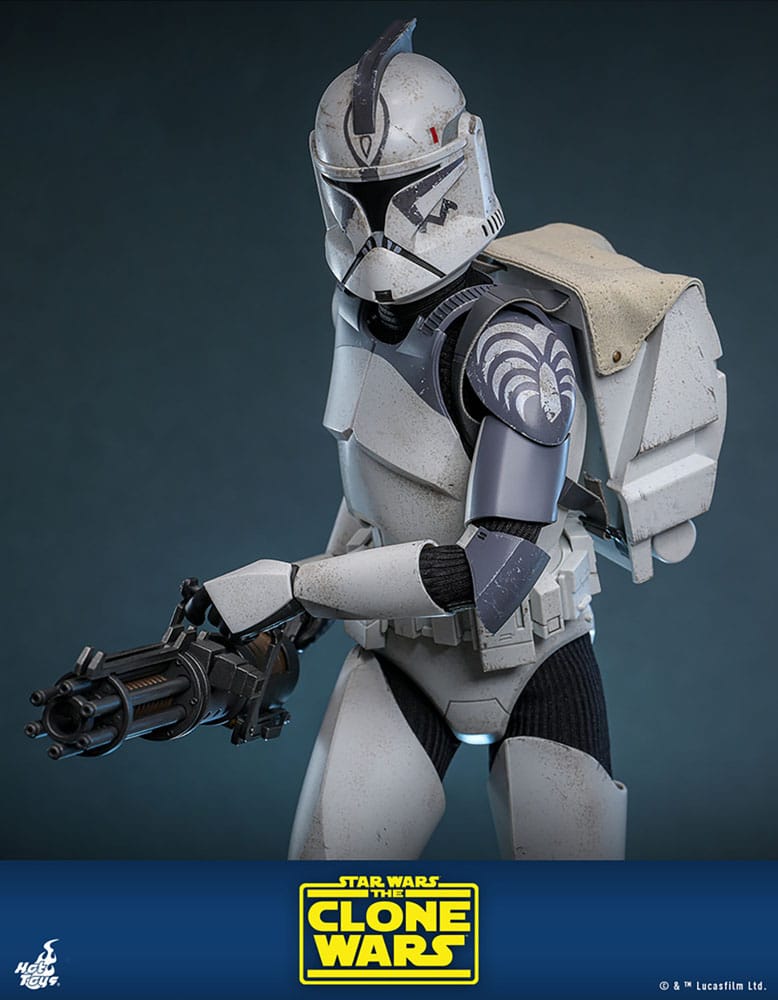Figura Wolfpack Clone Trooper Deluxe posando con lanzacohetes Star Wars The Clone Wars Hot Toys