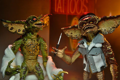 PACK 2 FIGURAS GREMLINS 2 NECA – TATTOO PARLOR (18 CM)