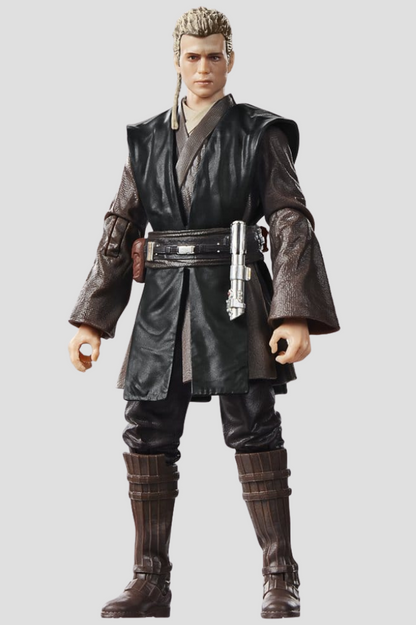 Figura articulada de Anakin Skywalker Padawan de Star Wars Episodio II El ataque de los clones, colección The Black Series de Hasbro de 15 cm, con vestimenta Jedi y sable de luz azul.