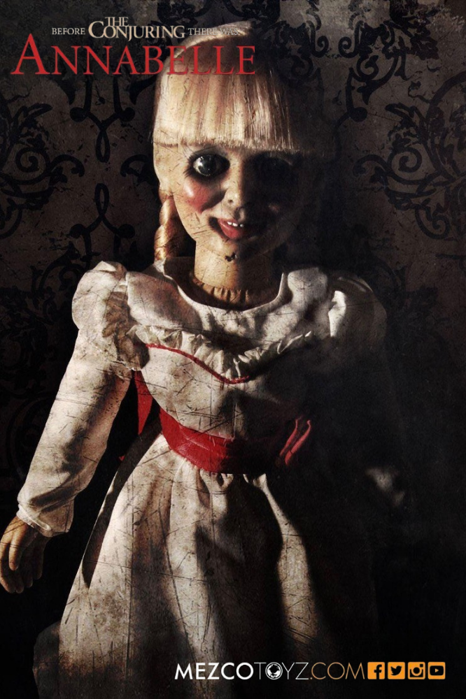 Réplica de la muñeca Annabelle de The Conjuring fabricada por Mezco Toyz, con aproximadamente 46 cm de altura, vestuario cinematográfico y cabello implantado.