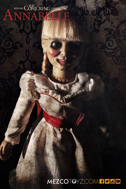 Réplica de la muñeca Annabelle de The Conjuring fabricada por Mezco Toyz, con aproximadamente 46 cm de altura, vestuario cinematográfico y cabello implantado.