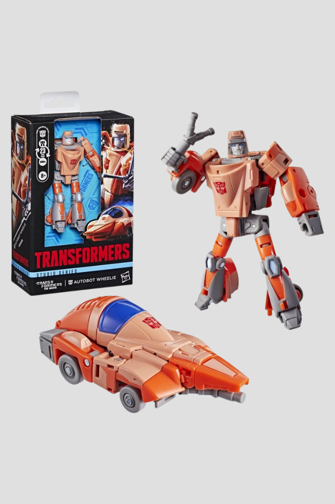 Figura Autobot Wheelie Transformers Studio Series Deluxe Class de Hasbro de 11 cm, basada en Transformers: La película de 1986, transformable en coche en 23 pasos y con tirapiedras desmontable.