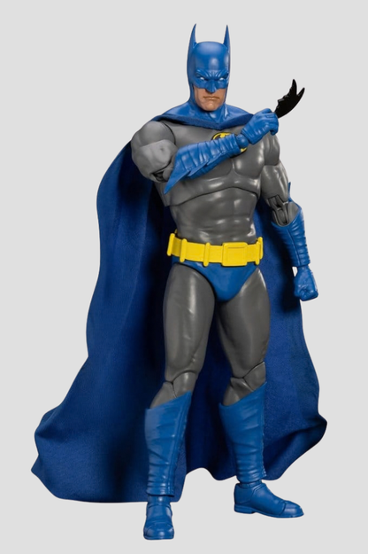 Figura articulada Batman Limited Edition de Beast Kingdom Dynamic 8ction Heroes de 21 cm con traje clásico gris y azul y capa de tela.
