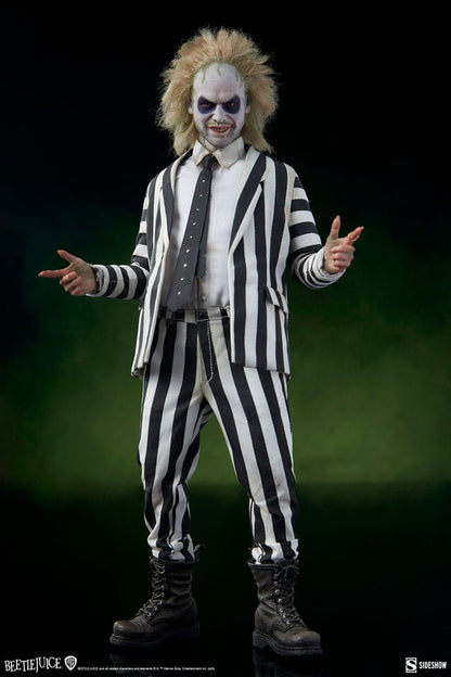 Figura coleccionable de Beetlejuice a escala 1/6 de Sideshow Collectibles, con traje de rayas blancas y negras y aproximadamente 30 cm de altura.