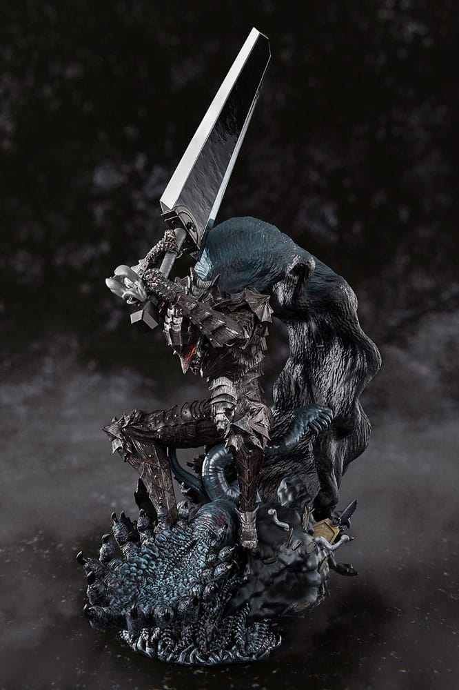 Estatua oficial Figuarts ZERO Metallic Touch de Guts con Armadura Berserker de Berserk, con acabado metálico premium y gran nivel de detalle.