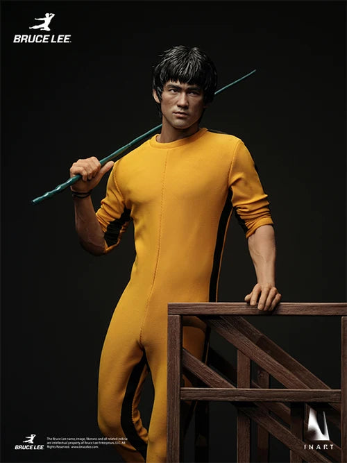 Figura INART de Bruce Lee Yellow Suit a escala 1/6 con cuerpo articulado de silicona, dos cabezas intercambiables y accesorios.