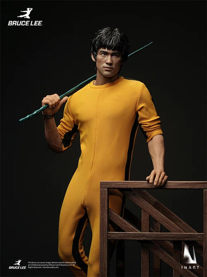 Figura INART de Bruce Lee Yellow Suit a escala 1/6 con cuerpo articulado de silicona, dos cabezas intercambiables y accesorios.