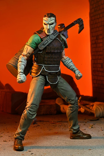 Figura Ultimate de Casey Jones de Teenage Mutant Ninja Turtles The Last Ronin con máscara, protecciones y armas, fabricada por NECA.