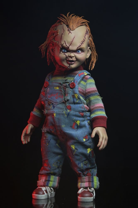 Figura de Chucky de Bride of Chucky de aproximadamente 25 cm fabricada por NECA, con su característico rostro con cicatrices y traje Good Guys.