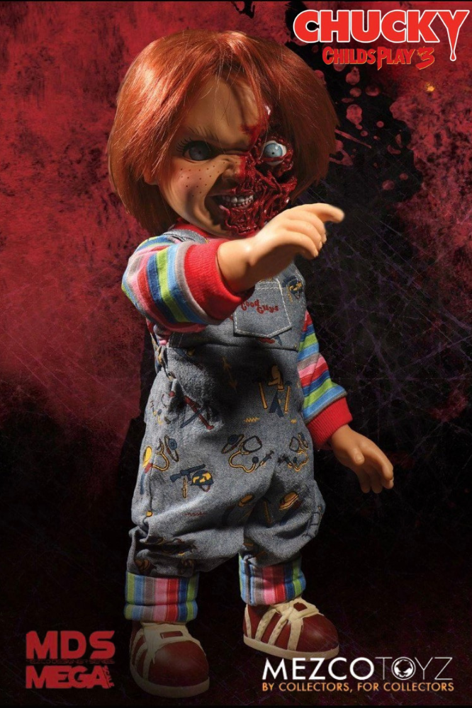 Muñeca parlante Chucky Pizza Face de El Muñeco Diabólico 3, Designer Series de Mezco Toyz, 38 cm, con ropa de tela, pelo pelirrojo y rostro desfigurado.