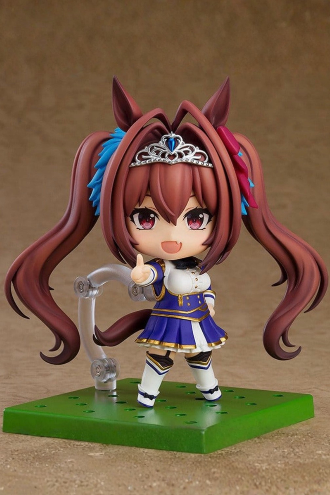 Figura Nendoroid de Daiwa Scarlet de Umamusume Pretty Derby fabricada por Good Smile Company, con expresiones intercambiables y accesorios de carrera.