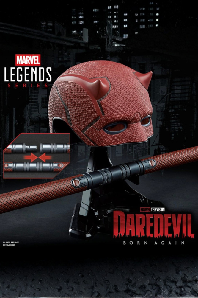 Máscara réplica 1/1 de Daredevil Born Again de Hasbro Marvel Legends con bastones de combate y base para exposición.