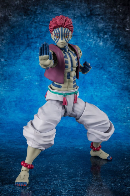 Figura articulada S.H. Figuarts de Akaza, la Luna Superior Tres de Demon Slayer: Kimetsu no Yaiba, con 15 cm de altura y gran nivel de detalle de Tamashii Nations.