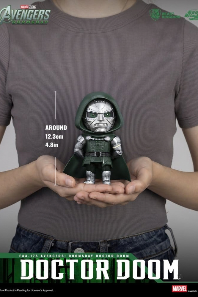 Figura Doctor Doom de Avengers: Doomsday de Beast Kingdom, línea Egg Attack Action, con máscara metálica, capucha y atuendo verde.