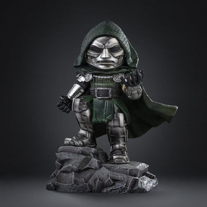 Figura MiniCo de Doctor Doom de Avengers: Doomsday de Iron Studios de aproximadamente 15 cm.