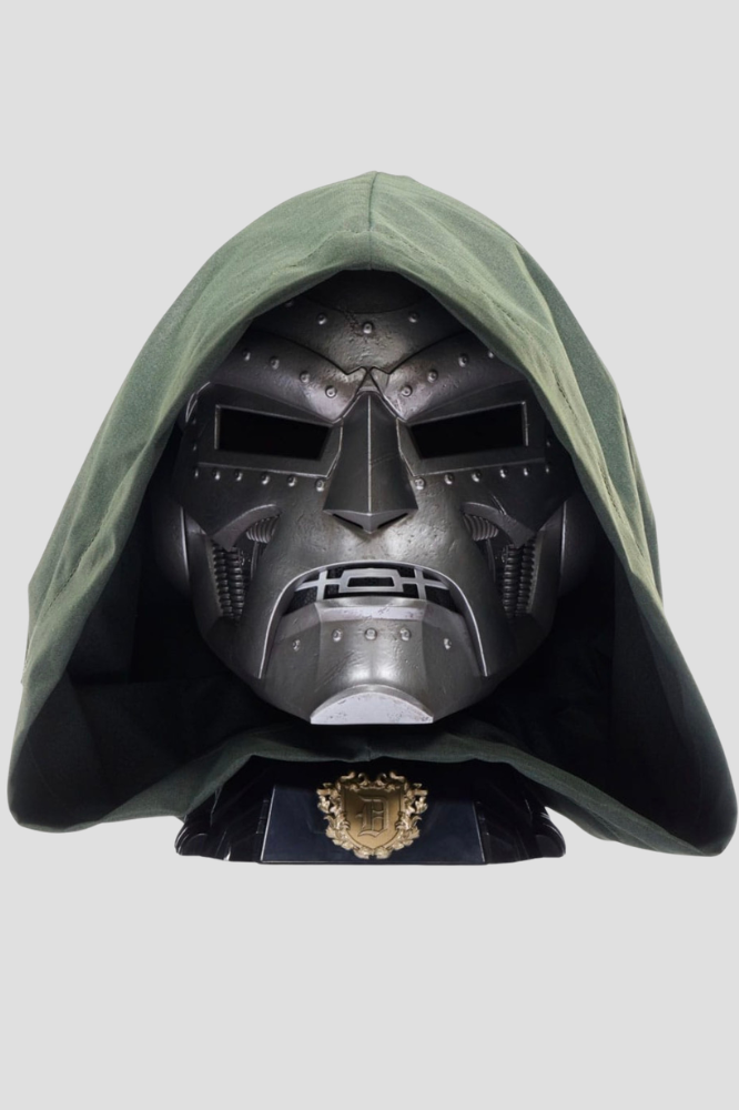 Réplica premium a escala 1/1 del casco de Doctor Doom de Hasbro Marvel Legends con capucha verde y base para exposición.