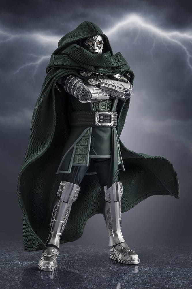 Figura oficial S.H.Figuarts de Doctor Doom basada en Avengers: Doomsday con capa y acabados de gran calidad.