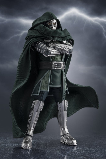 Figura oficial S.H.Figuarts de Doctor Doom basada en Avengers: Doomsday con capa y acabados de gran calidad.