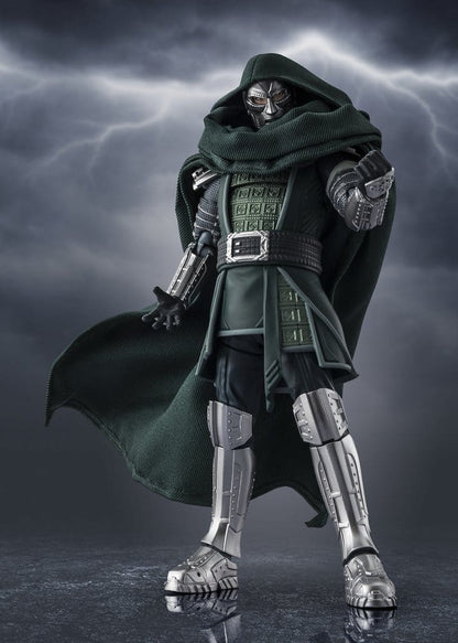 Primer plano del rostro y la armadura de Doctor Doom S.H.Figuarts mostrando el excelente nivel de detalle de Tamashii Nations.