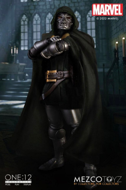 Figura Doctor Doom de Marvel One:12 Collective a escala 1/12 de Mezco Toyz, con armadura, capa y aproximadamente 17 cm de altura.