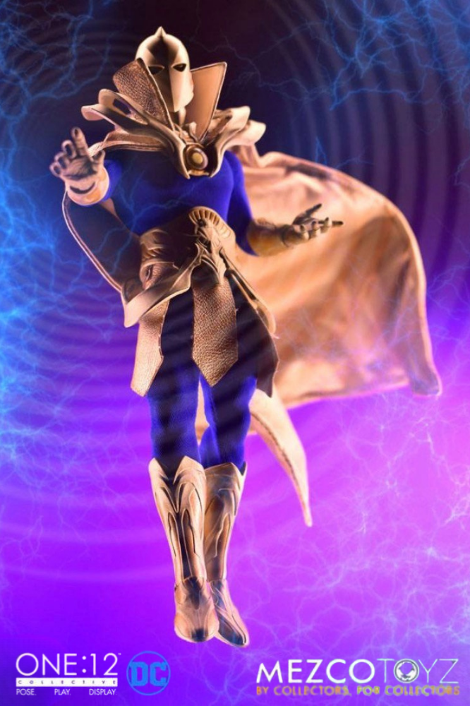 Figura Doctor Fate de DC Comics One:12 Collective a escala 1/12 de Mezco Toyz, con Casco del Destino, capa, efectos mágicos y aproximadamente 16 cm de altura.