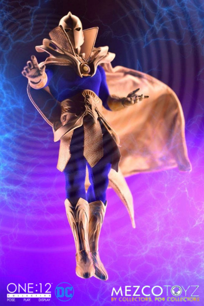 Figura Doctor Fate de DC Comics One:12 Collective a escala 1/12 de Mezco Toyz, con Casco del Destino, capa, efectos mágicos y aproximadamente 16 cm de altura.