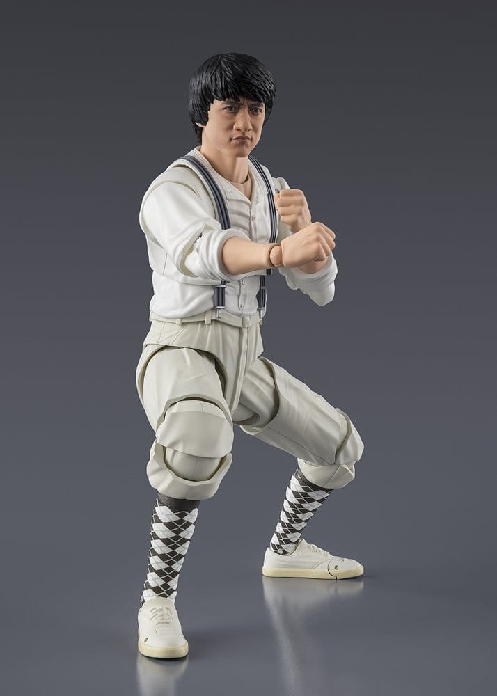 Figura Dragon Ma S.H.Figuarts realizando una pose de combate inspirada en Project A.