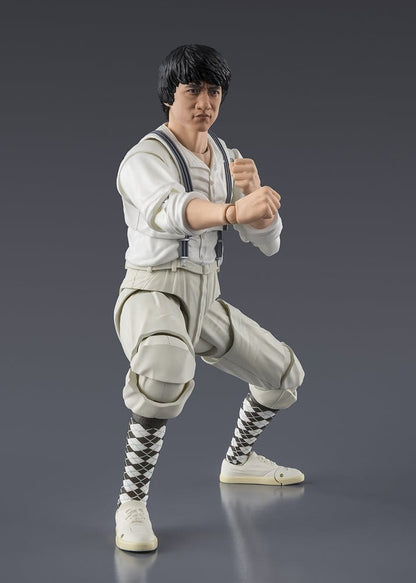 Figura Dragon Ma S.H.Figuarts realizando una pose de combate inspirada en Project A.