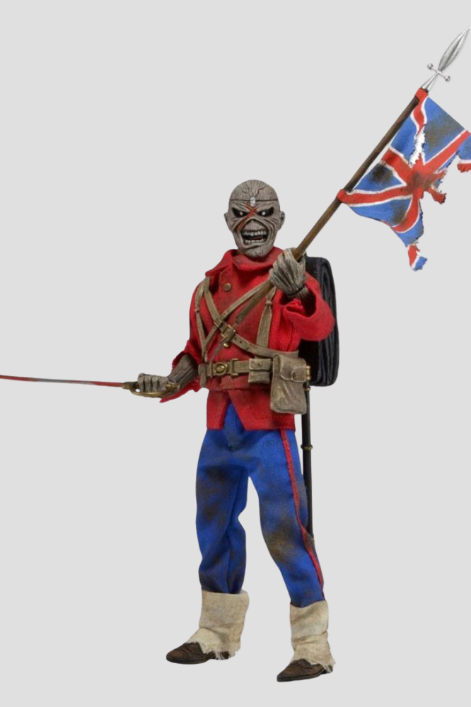 Figura articulada de Eddie The Trooper de Iron Maiden fabricada por NECA, con vestuario de tela, uniforme rojo y bandera británica.