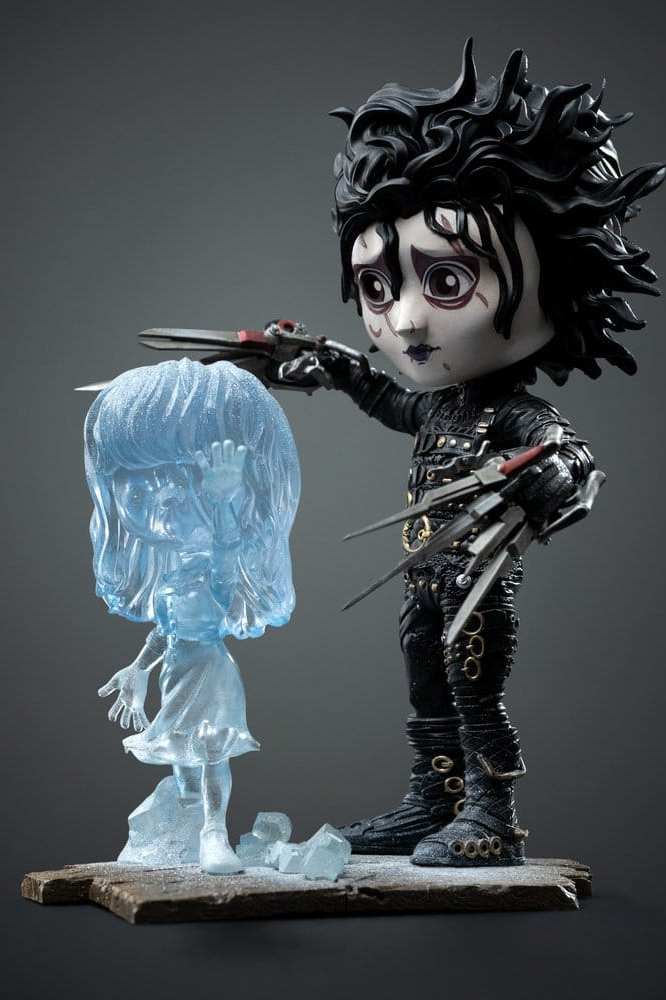 Figura MiniCo de Eduardo Manostijeras de Iron Studios de aproximadamente 14 cm con escultura de hielo.