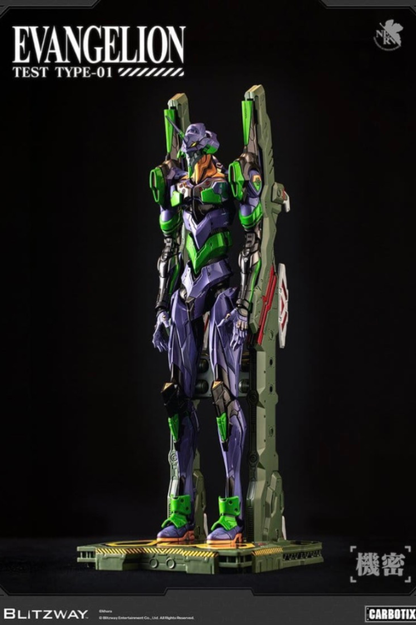 Figura Evangelion Unit-01 Test Type DX Ver. de la línea Carbotix de Blitzway, con armadura púrpura y verde sobre su plataforma de exhibición.
