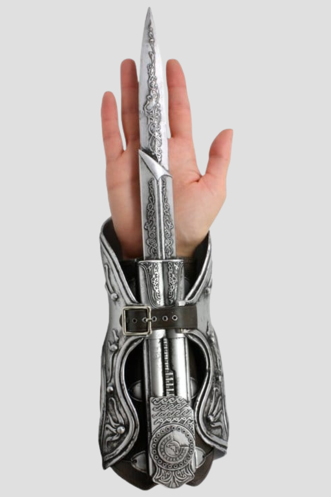 Réplica a tamaño real 1:1 de la Hidden Blade y guantelete de Ezio Auditore de Assassin's Creed II fabricada por NECA.