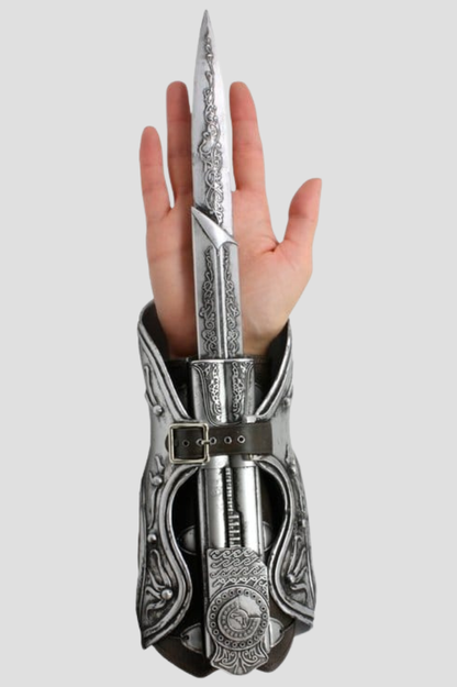 Réplica a tamaño real 1:1 de la Hidden Blade y guantelete de Ezio Auditore de Assassin's Creed II fabricada por NECA.