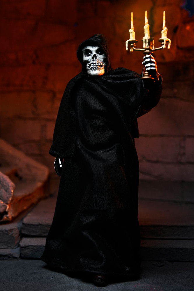 Figura Ultimate de The Fiend de Misfits fabricada por NECA, con túnica negra, rostro esquelético y accesorios inspirados en la banda.