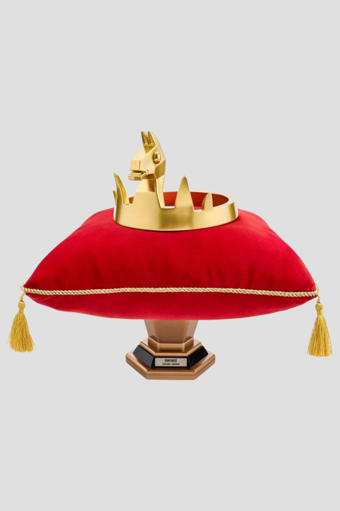 Réplica a escala 1/1 de la Victory Crown de Fortnite de Hot Toys con acabado dorado, cojín de terciopelo y soporte de exposición.