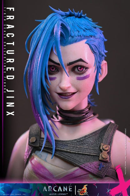 Primer plano de la figura Fractured Jinx 1/6 de Hot Toys mostrando el detallado rostro inspirado en Arcane.