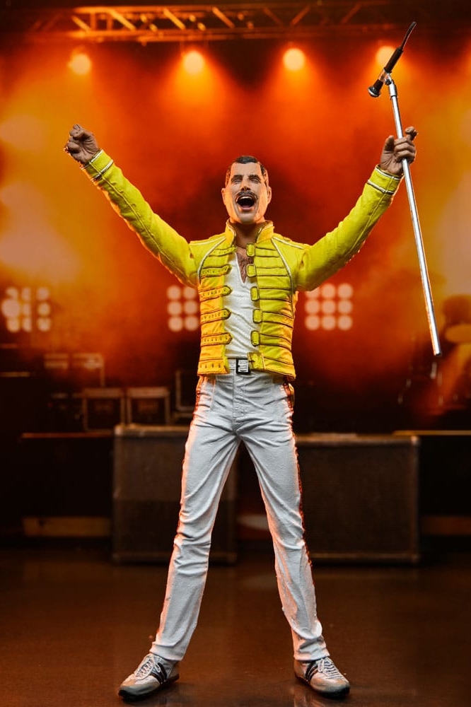 Figura de Freddie Mercury con su icónica chaqueta amarilla, pantalones blancos y micrófono con soporte, fabricada por NECA.