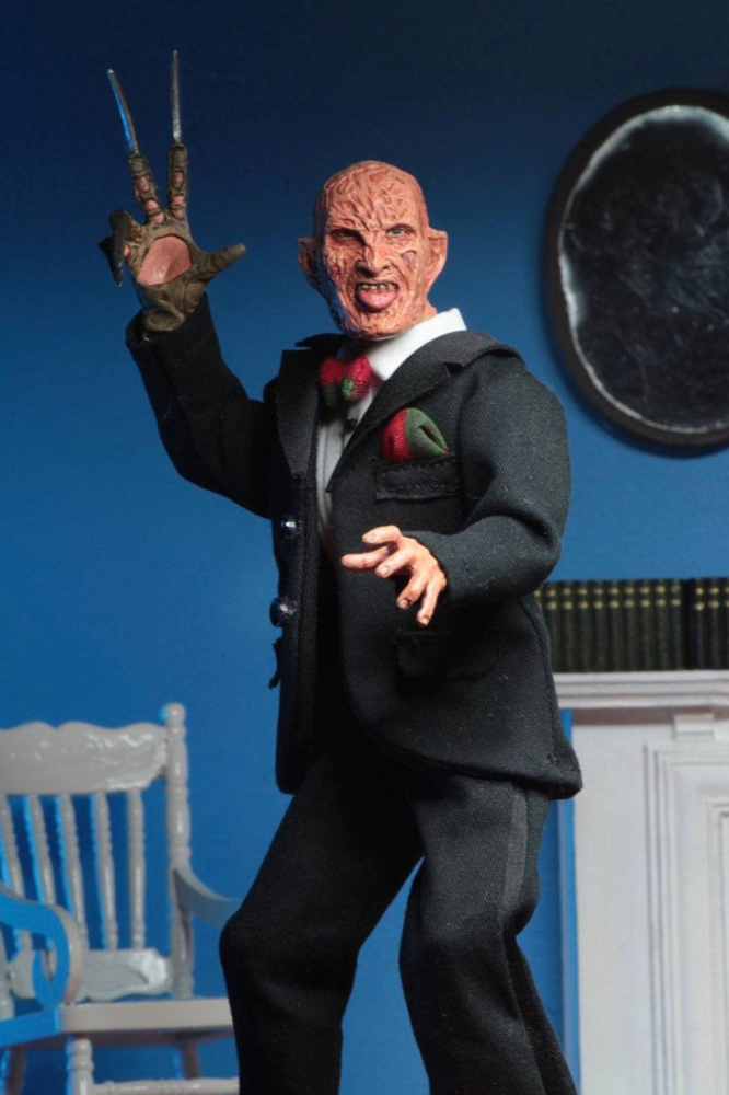 Figura articulada Tuxedo Freddy Krueger de Pesadilla en Elm Street fabricada por NECA, con esmoquin de tela y su característico guante con cuchillas.