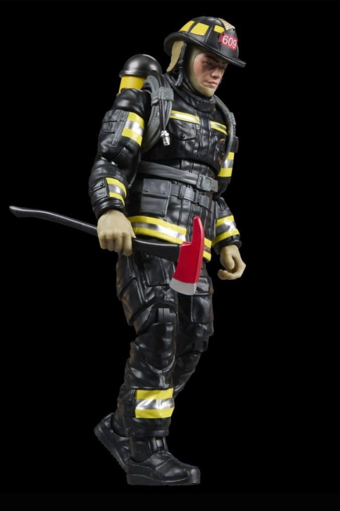 Figura articulada de Bombero de Búsqueda y Rescate G.I. Joe Classified Series Legacy Collection de Hasbro, con uniforme negro y amarillo, casco y accesorios de emergencia.