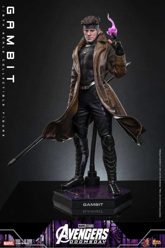 Figura de Gambit de Hot Toys a escala 1/6 basada en Avengers: Doomsday, con 31 cm de altura, vestuario detallado, bastones bo y efectos de energía cinética.