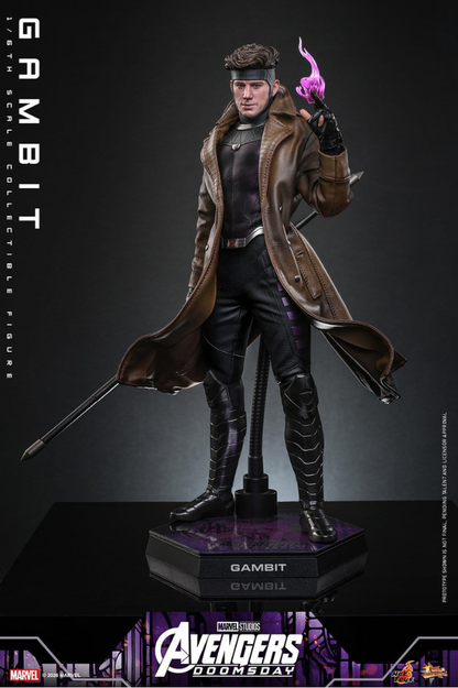 Figura de Gambit de Hot Toys a escala 1/6 basada en Avengers: Doomsday, con 31 cm de altura, vestuario detallado, bastones bo y efectos de energía cinética.