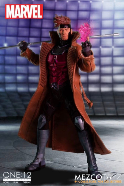 Figura Gambit de X-Men Marvel One:12 Collective a escala 1/12 de Mezco Toyz, de aproximadamente 17 cm, con abrigo, bastón bo, cartas y efectos de energía cinética.